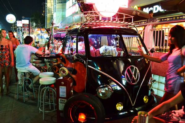 全球闻名：曼谷最大最热闹的观光夜市Patpong，有声有色有诱惑。