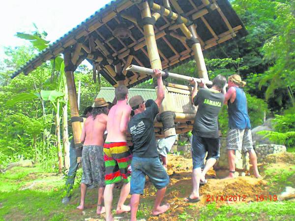 志工提供劳动力换取住宿和三餐。同样地，也为完善Bamboo Village 做出了贡献。