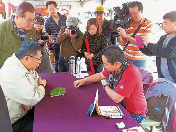 在媒体见证下，聖元老师是唯一帮台北市长柯文哲占卜过的占卜师。