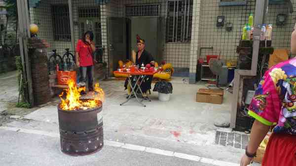 花莲吉安五子命案的透天厝，自事发以来灵异传闻不断，凶宅新屋主更请来师傅做法事。