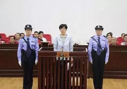 姜保红被指控与40名官员发生关系，并收取贿赂。