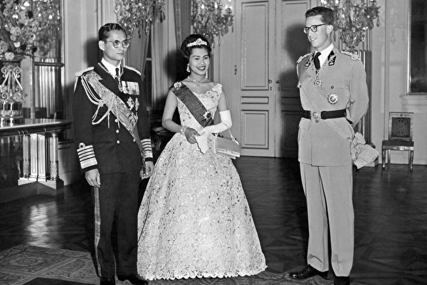 Thai King Bhumibol Adulyadej (L) and Queen Sirikit (C) stand near Belgium King Baudouin I, on October 1960  in Brussels, during their offcil visit to Belgium. (Photo credit should read /AFP/Getty Images)