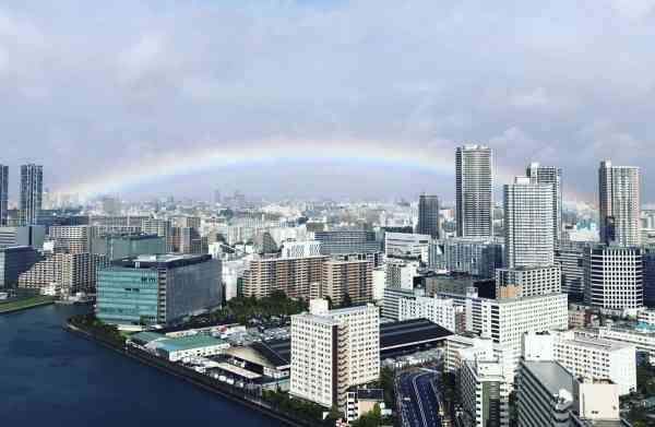 有网民于仪式前半小时发现原来正在下雨的天气，突然停雨兼转晴，之后更有不少网民亦先后留意到天空神奇地出现彩虹。