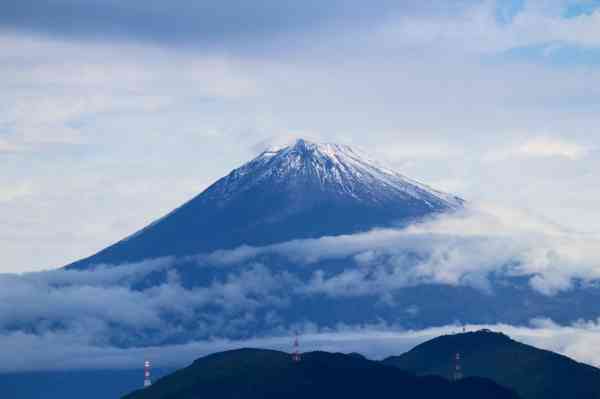 本来被密云遮挡的富士山山顶突然现于眼前，更发现山顶终于有今年的初雪出现。