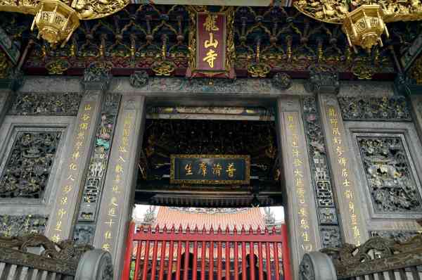 龙山寺祀奉主神多，拜月老前记得先依序参拜。