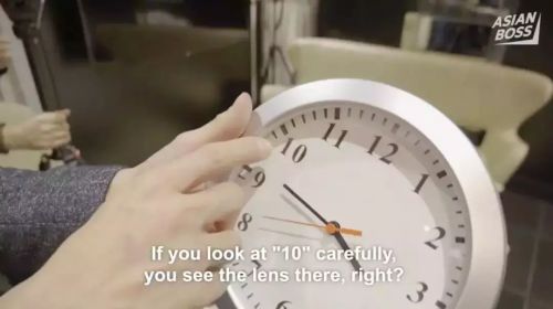 这是一个钟，就算你再怎么细心，你也很难发现数字10背后有一个摄像头，必须拿放大镜才能看见；