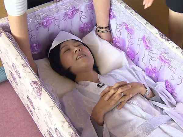 一位女士正在参加入棺体验(日本东海电视台)
