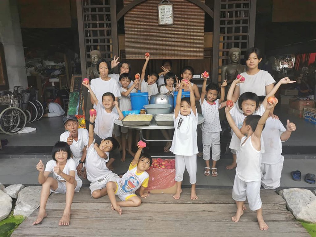 达叔自5月开始接下“煮靓餸爱心送”的任务，不只是获得本地艺人朋友出钱出力，香港明歌知钦基金会亦从远方出一份食材赞助费。