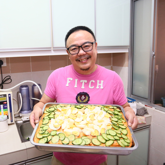 每到送餐时间，即便达叔一人包办烹煮60人分量的食物，却一点都不马虎。