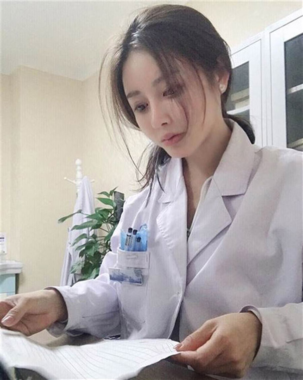 出身中医世家的她，本身也是一名中医师，但下班后，她就变成健身达人，健硕的身材让网友称她为“真人版春丽”。