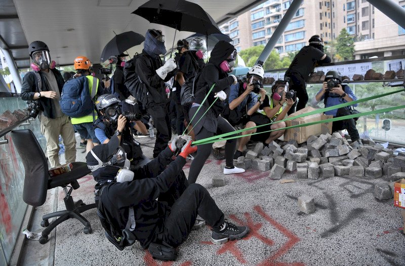 香港“反送中”游行其后演变成暴力示威。