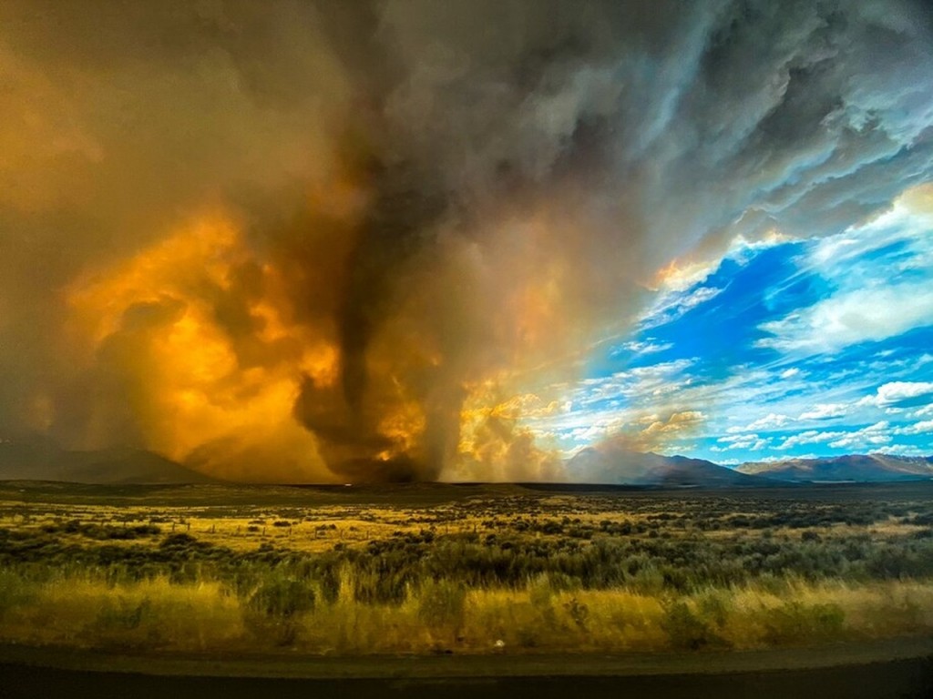 美国西部，加州（California）部分地区出现超过摄氏42度高温，久旱不雨加上强风，地都传出重大野火灾情，甚至出现罕见的一连串火龙卷（fire tornadoes）袭击，促使美国国家气象局首度发布火龙卷警报。