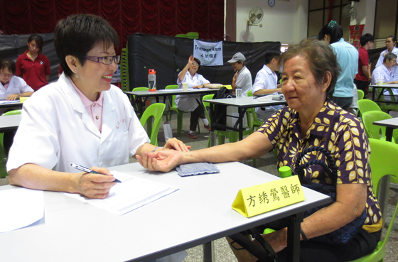 方医师近年专注在本地乡下做义诊，还在替病人针灸看诊后，现场教导他们如何自我保健。