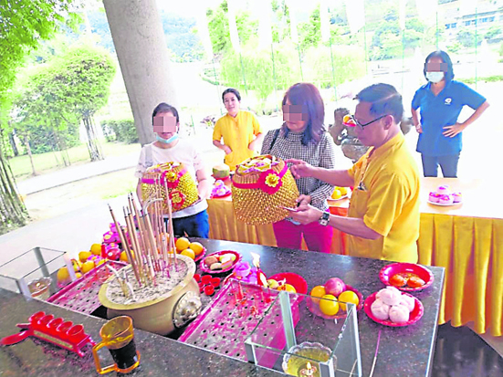 郭女士在吴佰霖道长的帮助下，在山庄安奉祖先牌位给自己的双亲，以及前夫的母亲。