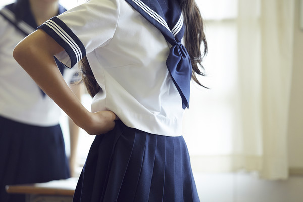 女同学站一排给男教官检查胸罩 如此荒唐的校规,在日本居然习以为常