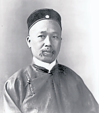 与孙中山站在对立面的保皇派领导人康有为（1858-1927）和梁启超（1873-1929）。他们对马新华教及华报的萌芽起了推波助澜的作用。