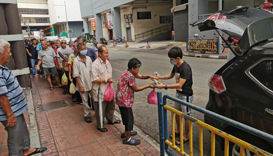 疫情期间，在善心人士的热心赞助支持下，每个星期派发520份“随缘饭盒”给贫苦人士。