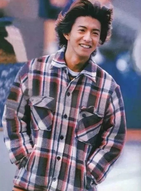 1996年,木村拓哉被邀拍攝廣告,因而成了日本第一個代言女性化妝品的男