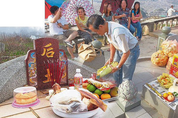 陈大师指出，“后土”是守护祖先及掌管家山财富的福神，因此应先拜“后土”再祭祖。