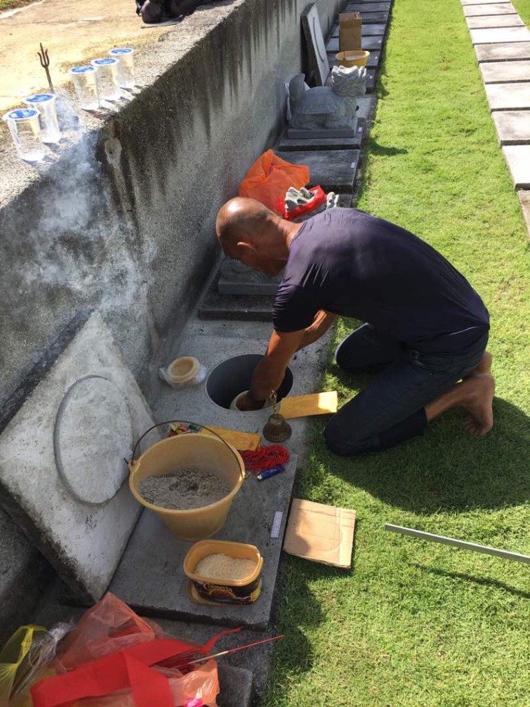 鸿师父替顾客种生基加强运势。