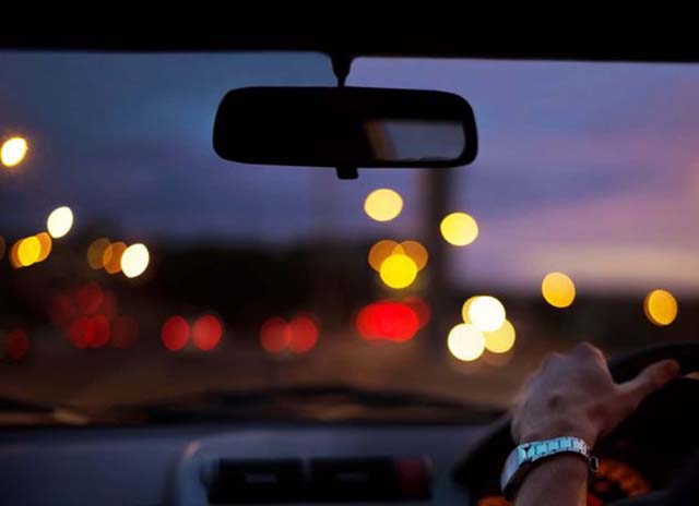 在驾驶中时常感觉视力有点模糊不清，就要赶快去做检查避免患上夜盲症。