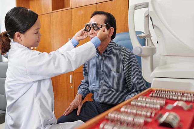 定期进行视力检查，有助及早发现患上夜盲症。 