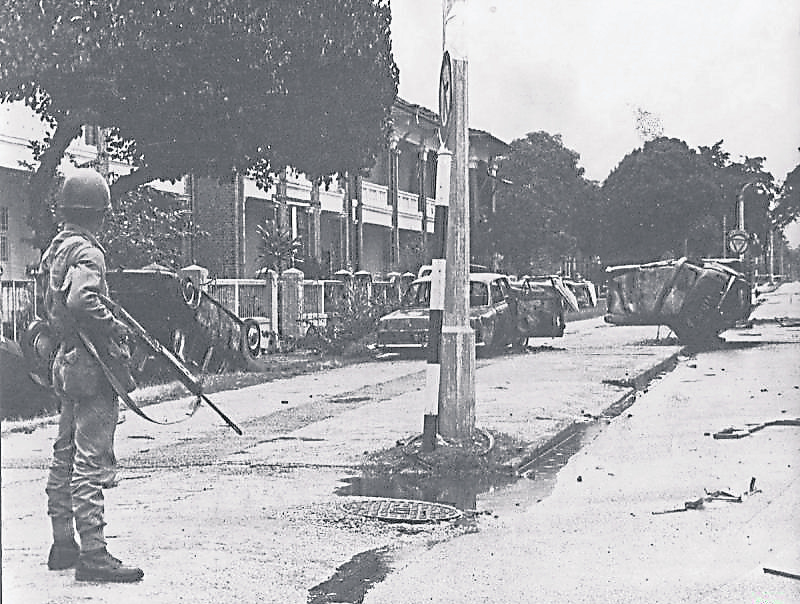 1969年5月13日，马来西亚爆发种族流血冲突事件，造成数百人伤亡。