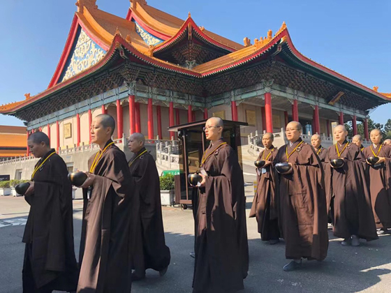 与佛法有缘的李诗琪（中），曾去过台湾功德山寺庙剃度短期出家，还参加了两次。