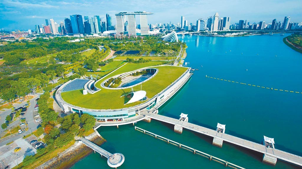 新加坡的滨海堤坝，是该国重要的水源。新加坡采取多管齐下的方式，管理有限的水资源。