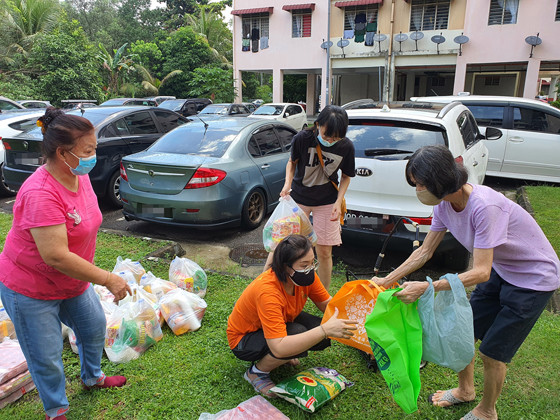 紧急救援活动，当地居民排队领取米粮物资。