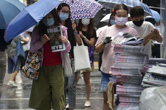 2021年6月24日，许多香港市民抢购最后一期《苹果日报》。