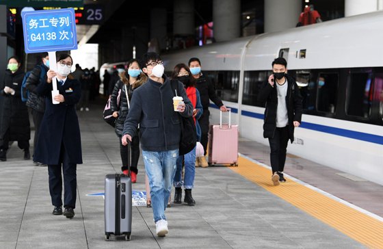 在面对新一波冠病本土疫情危害下，中国多地政府开始鼓励民众“就地过年、非必要不离开”。