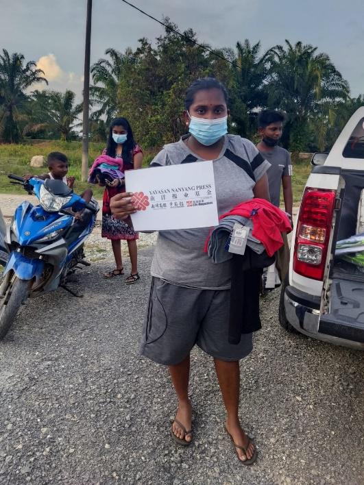 Kampung Ampar Tenang灾民接收南洋报业基金的救济品。