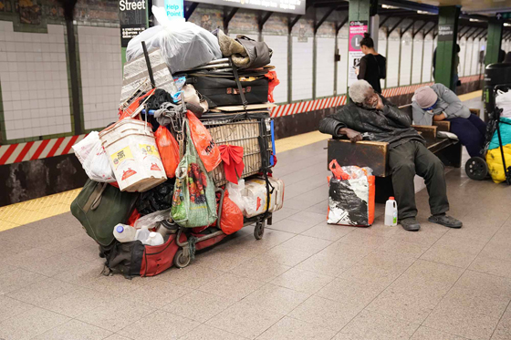 露宿者把地铁当成容身之所，在列车或地铁站睡觉。