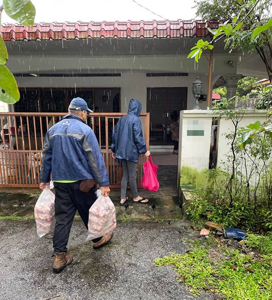 义工团队风雨不改送上物资，同时献上慰问以提供适当的援助。