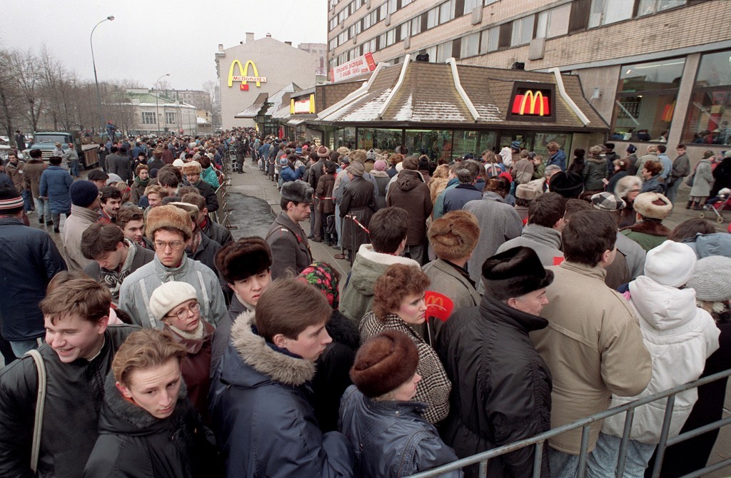 1990年1月31日，数百位俄罗斯人在莫斯科的第一间麦当劳外大排长龙。