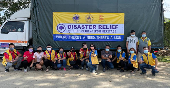 怡保古城狮子会Lions Club of Ipoh Heritage到达文冬颁发物资，希望帮到需要帮忙的灾民。