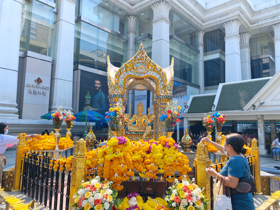 深受国际观光客与当地人崇敬信仰的四面佛由于疫情关系，许多旅客无法亲身前往拜祭，便衍生代拜服务。