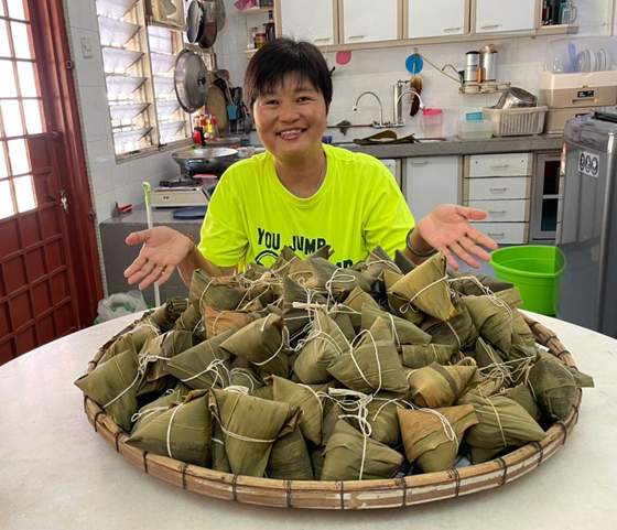 热爱烹饪的李佩云，让人人对她烹制的古早味肉粽难以忘怀，一再回味。