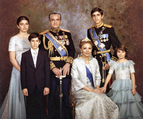 KY9T34 Portrait officiel de la famille imperiale d'Iran (1978)