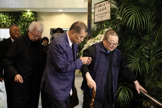 著名武侠小说家金庸（原名查良镛）去世时，蔡澜与倪匡都有来送别好友最后一程。当时的倪匡步履蹒跚、撑着拐杖，由壹传媒创办人黎智英搀扶。