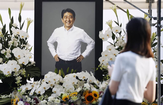 前首相安倍晋三遗体11日移往东京增上寺，许多民众到寺里献花向安倍道别。