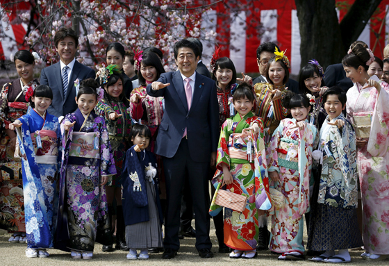 为了拯救日本经济，安倍推行“安倍经济学”，实行大胆的货币宽松和财政支出政策。