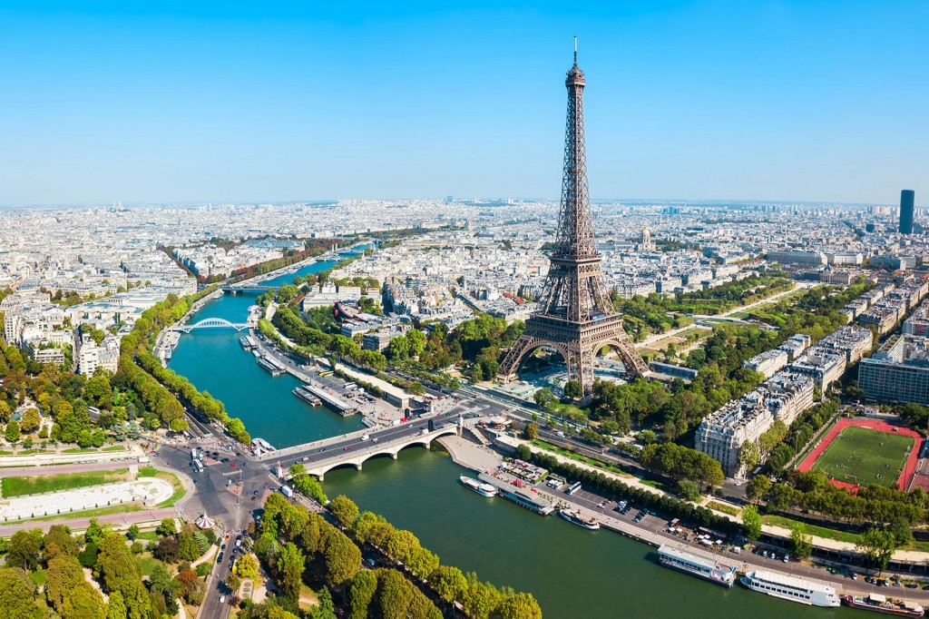 矗立在塞纳河畔旁的巴黎铁塔，经过133年的风雨，如今仍然屹立不倒。