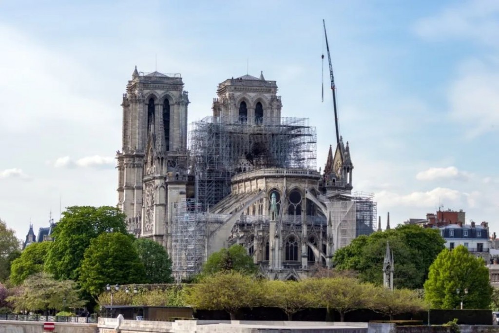 巴黎圣母院2019年失火，如今还未有修复完成的消息。