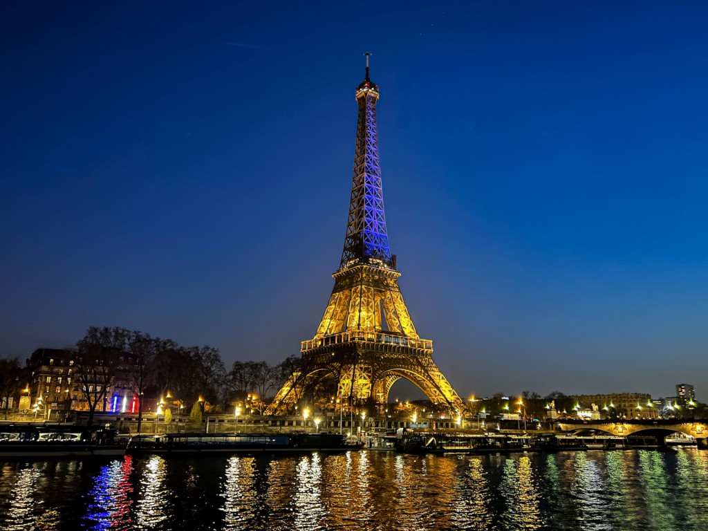 因为外形不符合那个年代对于“富丽堂皇”的审美标准，巴黎铁塔甫落成便被各界知名人士抗议，甚至还有科学家称“巴黎铁塔的亮光会杀死河里的鱼”。