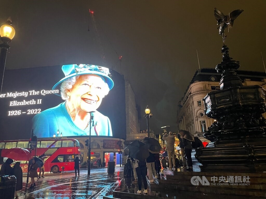 英国女王伊丽莎白二世辞世消息发布后，伦敦市中心著名地标比卡迪里广场大荧幕打出巨幅缅怀图文。