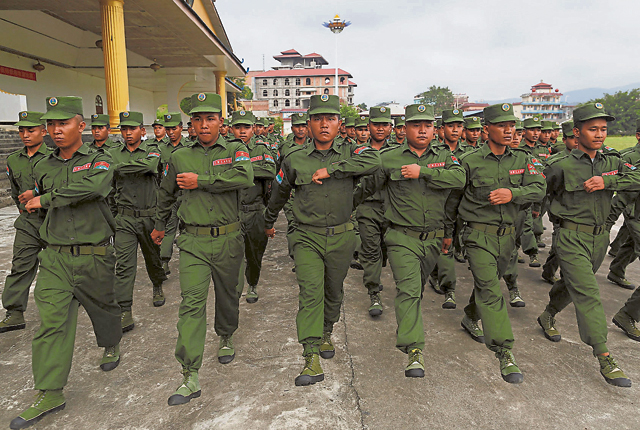 佤邦联合军（United Wa State Army），佤邦的民族武装部队，正规军约2万5,000人，预备军约50万，被印度官方指为中国在缅甸北部的代理人，接受中国的装备与训练，以牵制缅甸中央政府。territory in northeast Myanmar October 4, 2016. Picture taken on October 4, 2016. REUTERS/Soe Zeya Tun - RC1BCCA7ACC0