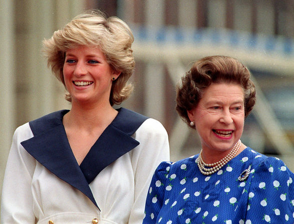 ** FILE ** Diana, Princess of Wales, left, and Britain's Queen Elizabeth II smile to well-wishers outside Clarence House in London, August 4, 1987. The crowd wanted to wish Elizabeth, the Queen Mother, a happy 87th birthday. Ten years ago - Diana, Princess of Wales, was killed in a car crash in Paris with her friend, Dodi Fayed, on August 31, 1997. (AP Photo/Martin Cleaver) * zu unserem KORR. **