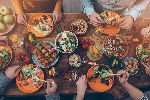 现代人经常较夜才进食晚餐而且吃得很丰富，饭后会有胃胀之感。